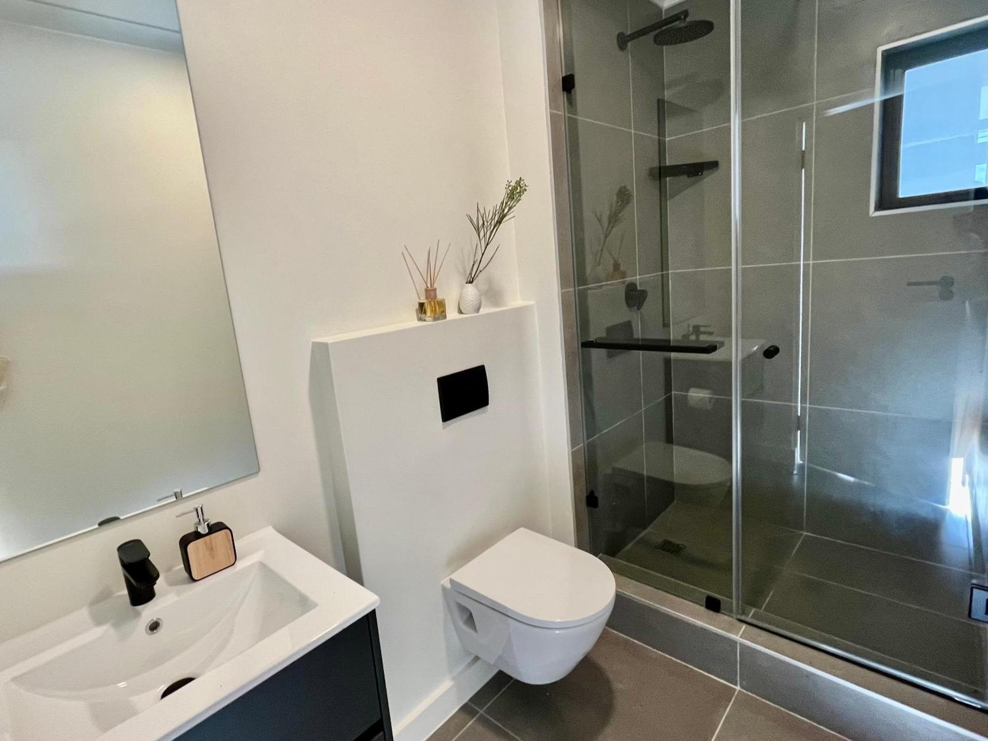 Stylish 1-full Bedroom With A Separate Living Room, Workspace And Kitchen Close To The And V&a In Cape Town