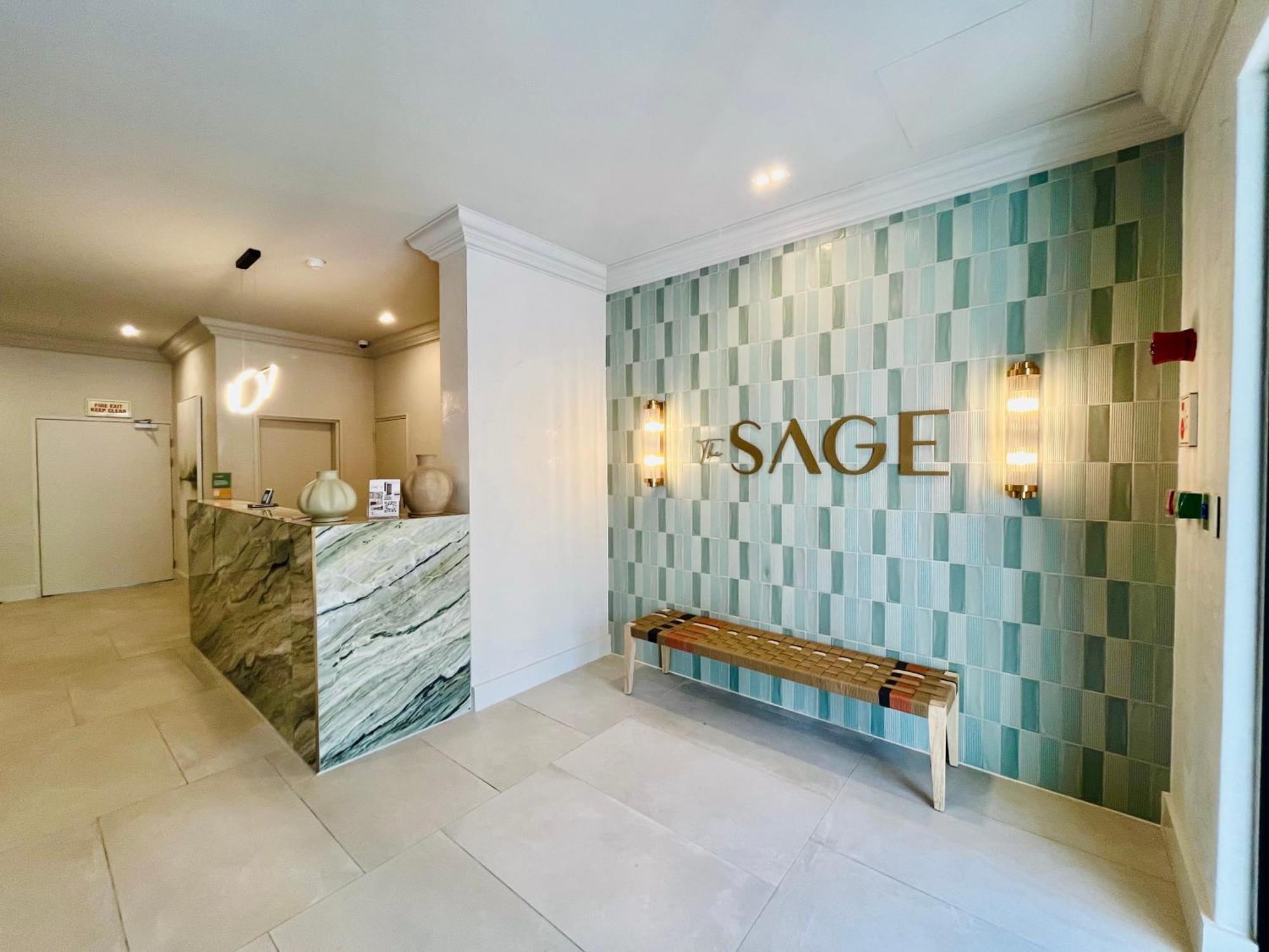 Stylish 1-full Bedroom With A Separate Living Room, Workspace And Kitchen Close To The And V&a In * Cape Town
