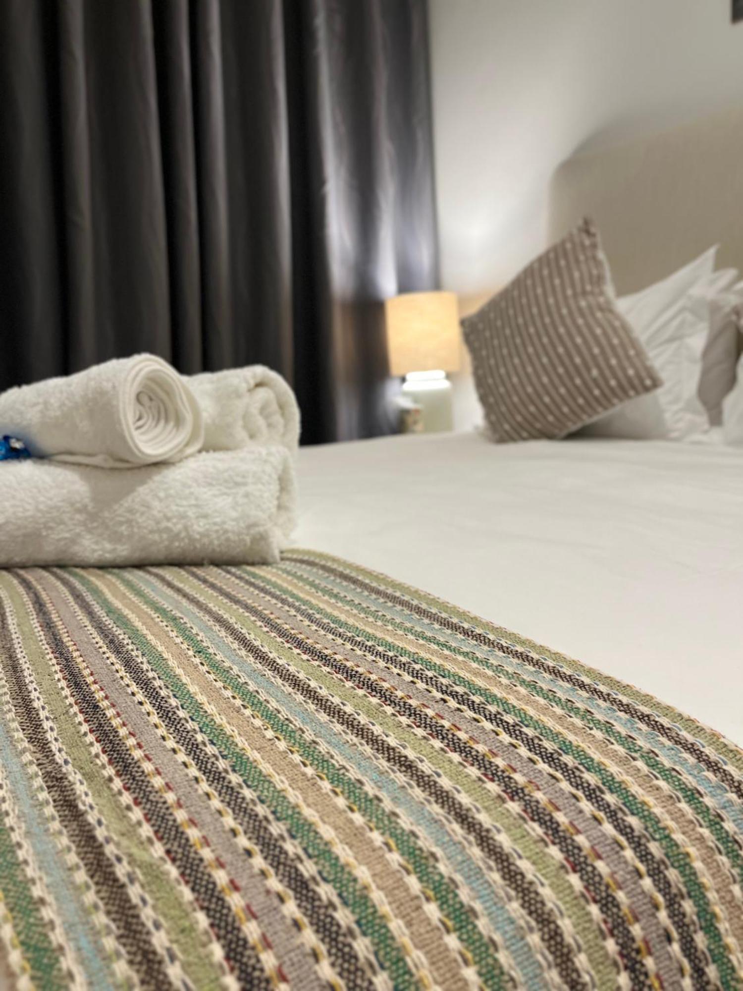 Stylish 1-full Bedroom With A Separate Living Room, Workspace And Kitchen Close To The And V&a In Apartment