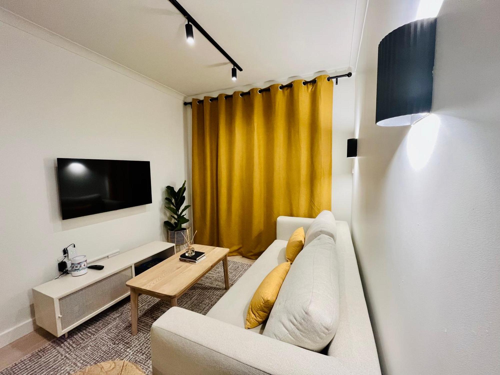 Stylish 1-full Bedroom With A Separate Living Room, Workspace And Kitchen Close To The And V&a In