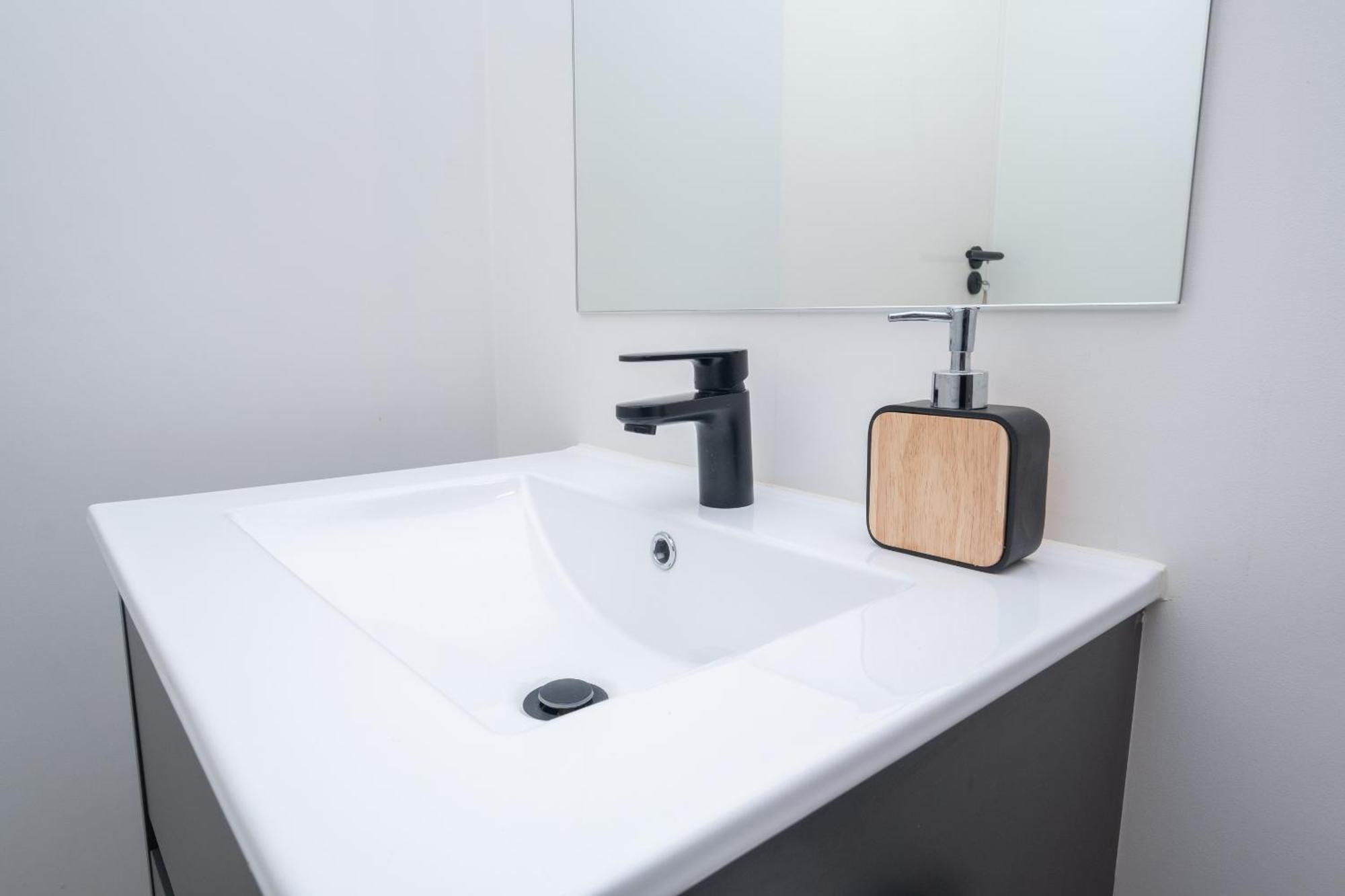 Stylish 1-full Bedroom With A Separate Living Room, Workspace And Kitchen Close To The And V&a In Apartment