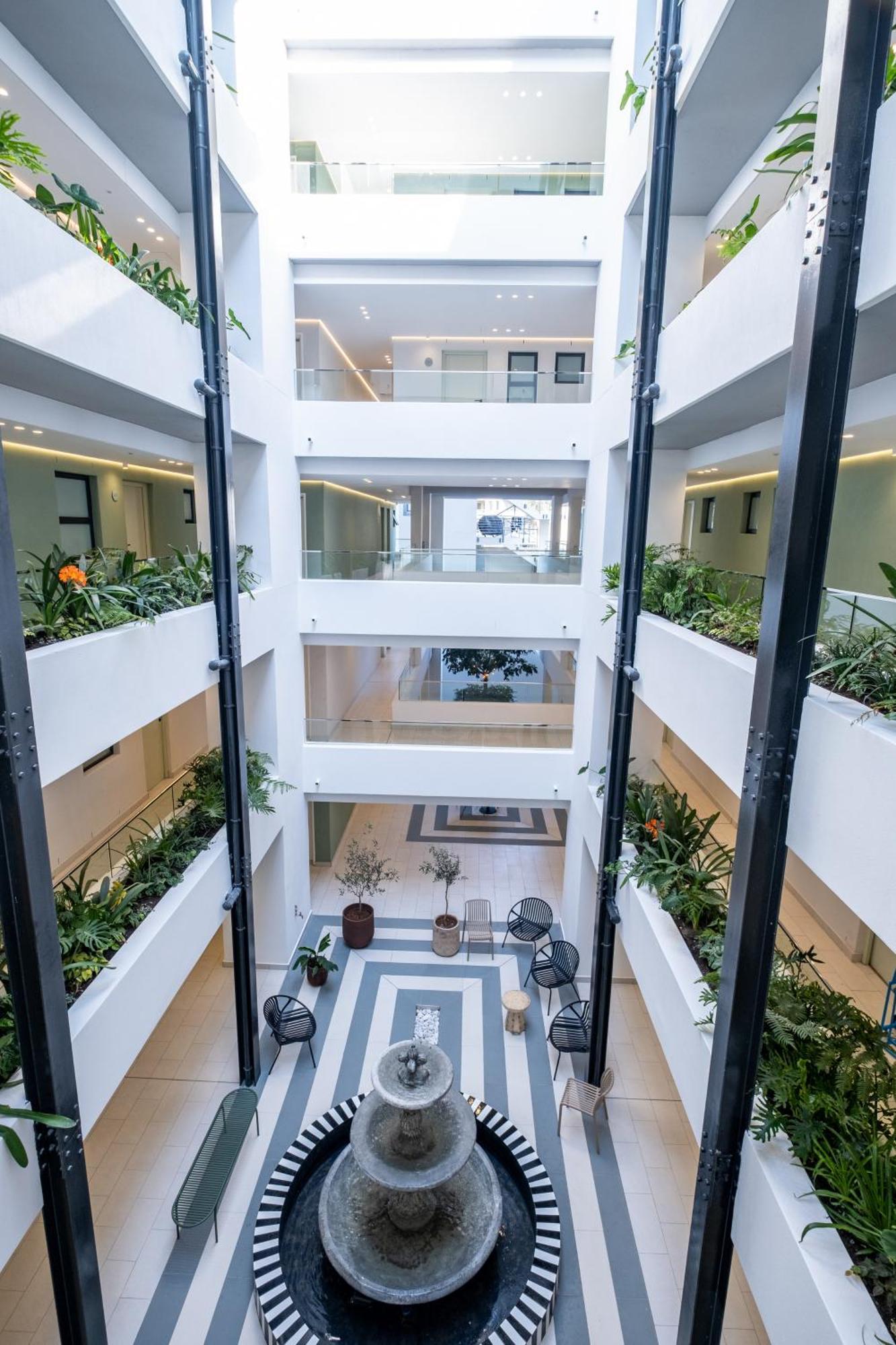 Stylish 1-full Bedroom With A Separate Living Room, Workspace And Kitchen Close To The And V&a In Apartment