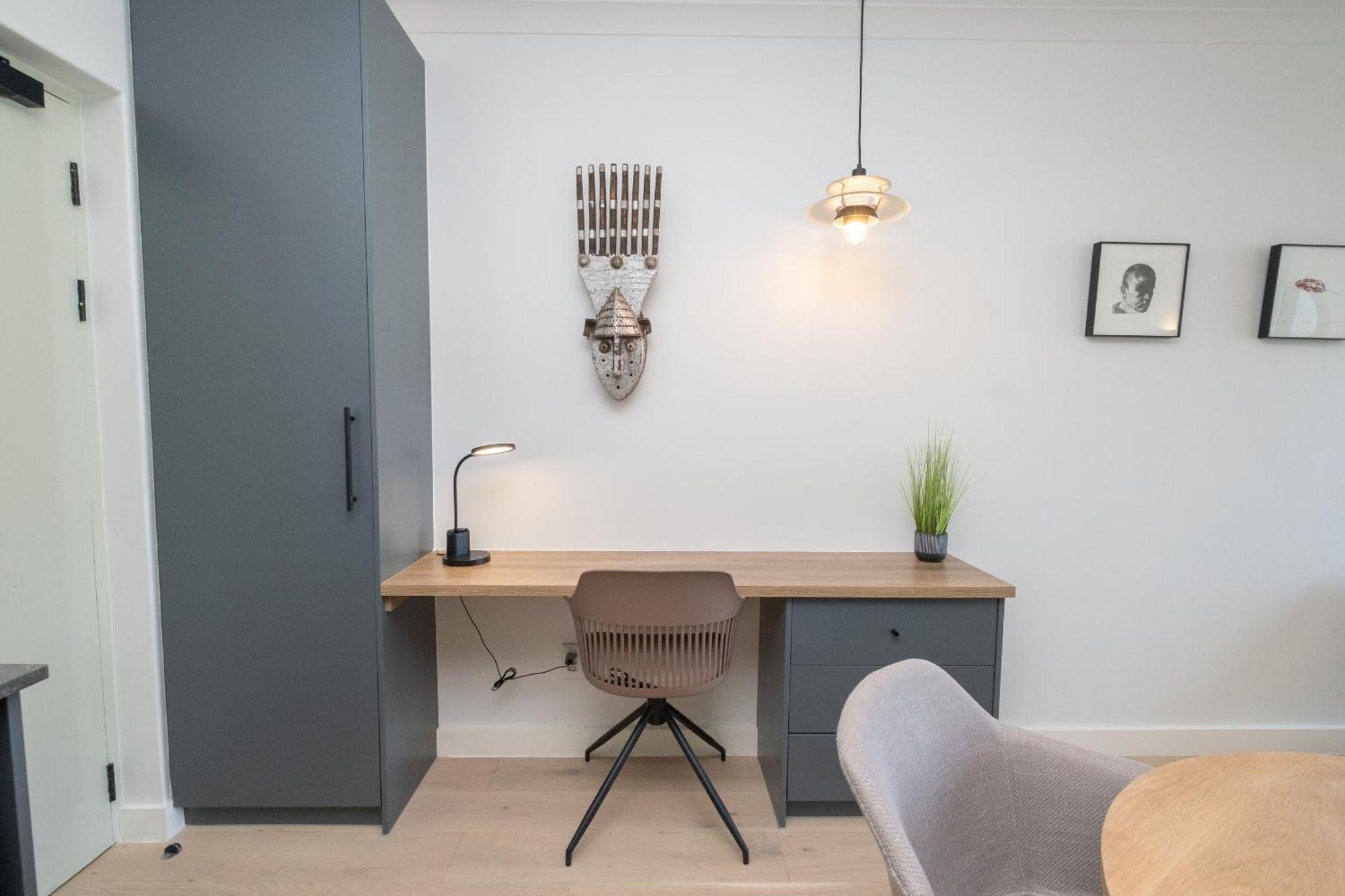 Stylish 1-full Bedroom With A Separate Living Room, Workspace And Kitchen Close To The And V&a In Apartment *
