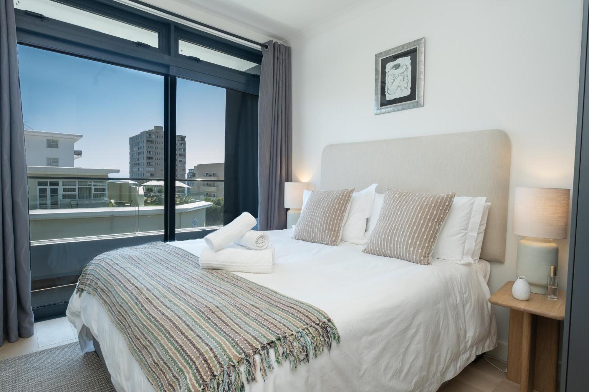 Stylish 1-full Bedroom With A Separate Living Room, Workspace And Kitchen Close To The And V&a In Apartment Cape Town