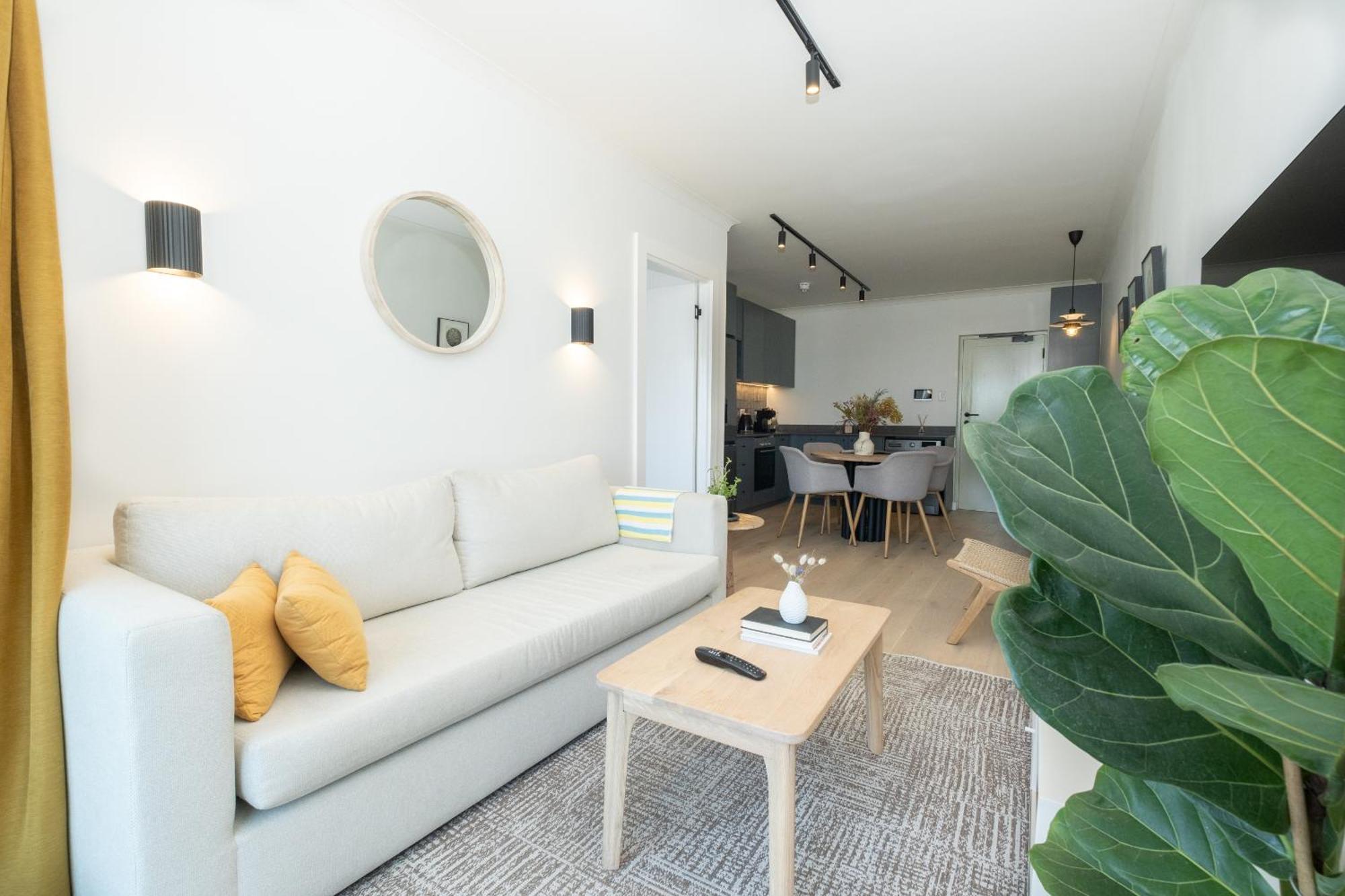 Stylish 1-full Bedroom With A Separate Living Room, Workspace And Kitchen Close To The And V&a In