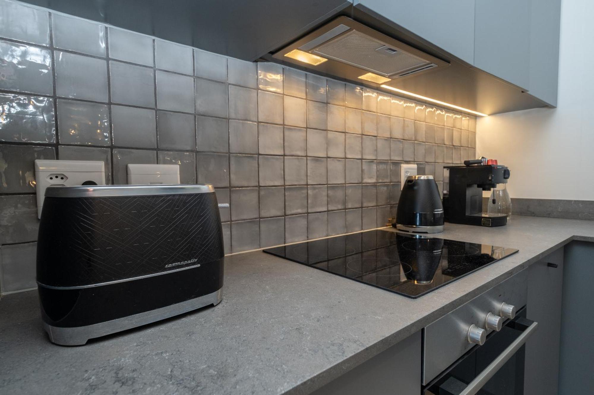 Stylish 1-full Bedroom With A Separate Living Room, Workspace And Kitchen Close To The And V&a In Apartment