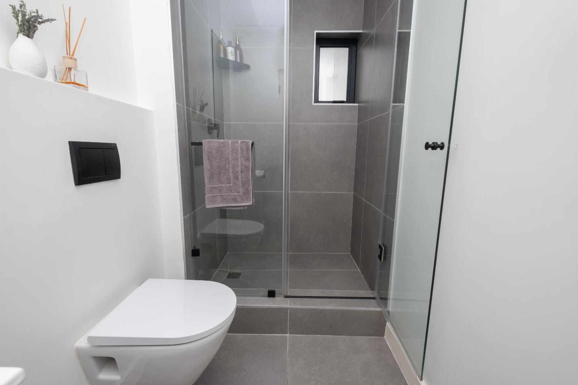 Apartment Stylish 1-full Bedroom With A Separate Living Room, Workspace And Kitchen Close To The And V&a In Cape Town