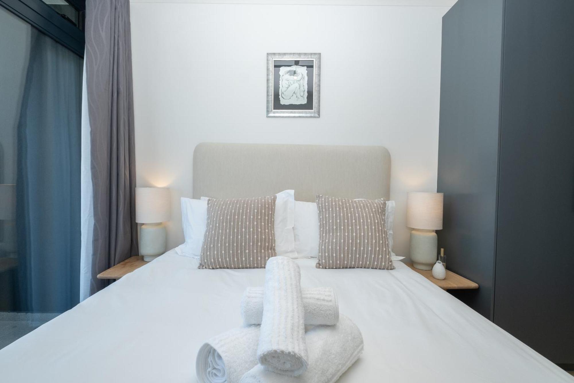 Stylish 1-full Bedroom With A Separate Living Room, Workspace And Kitchen Close To The And V&a In Apartment