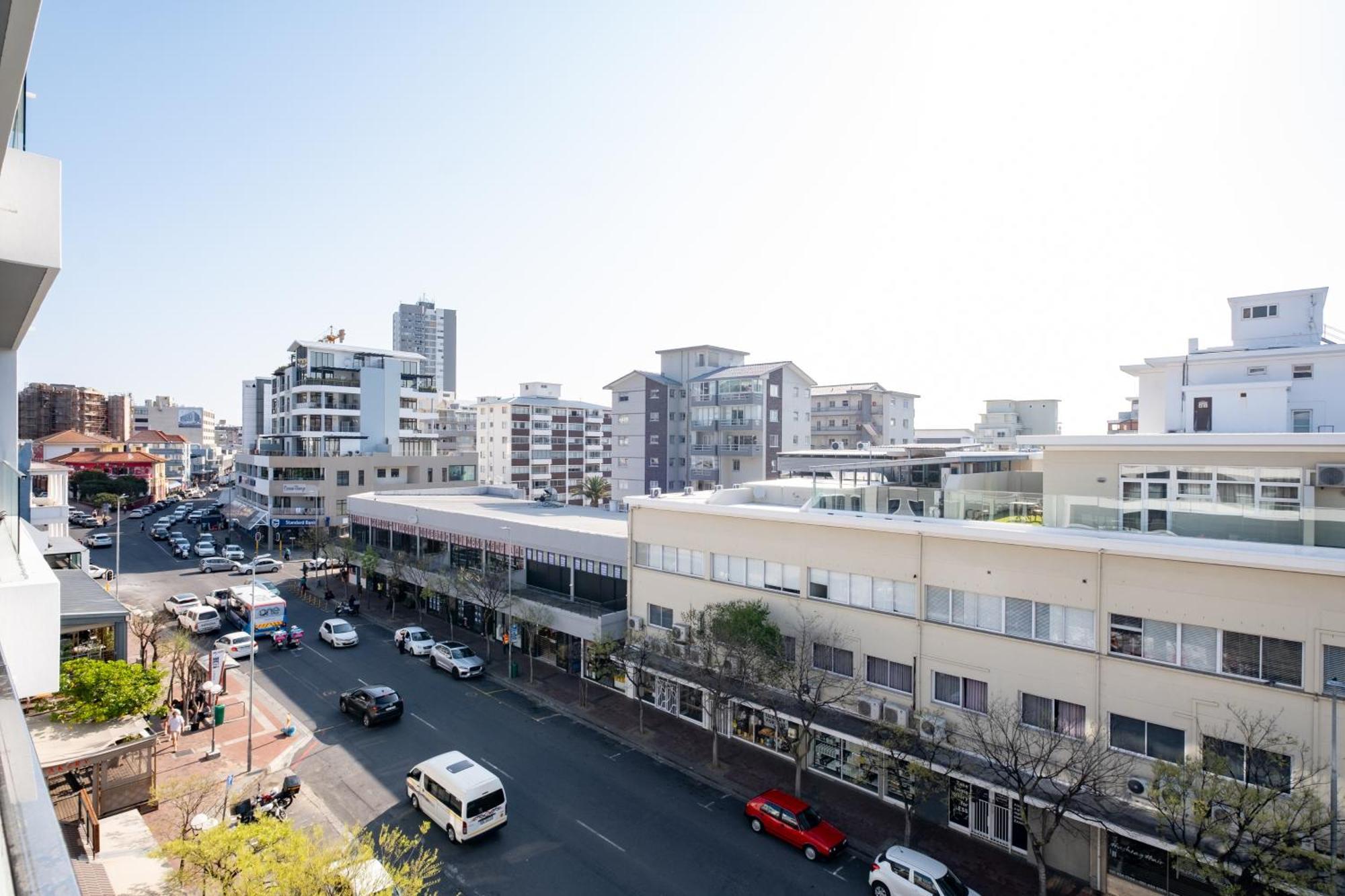 Apartment Stylish 1-full Bedroom With A Separate Living Room, Workspace And Kitchen Close To The And V&a In Cape Town